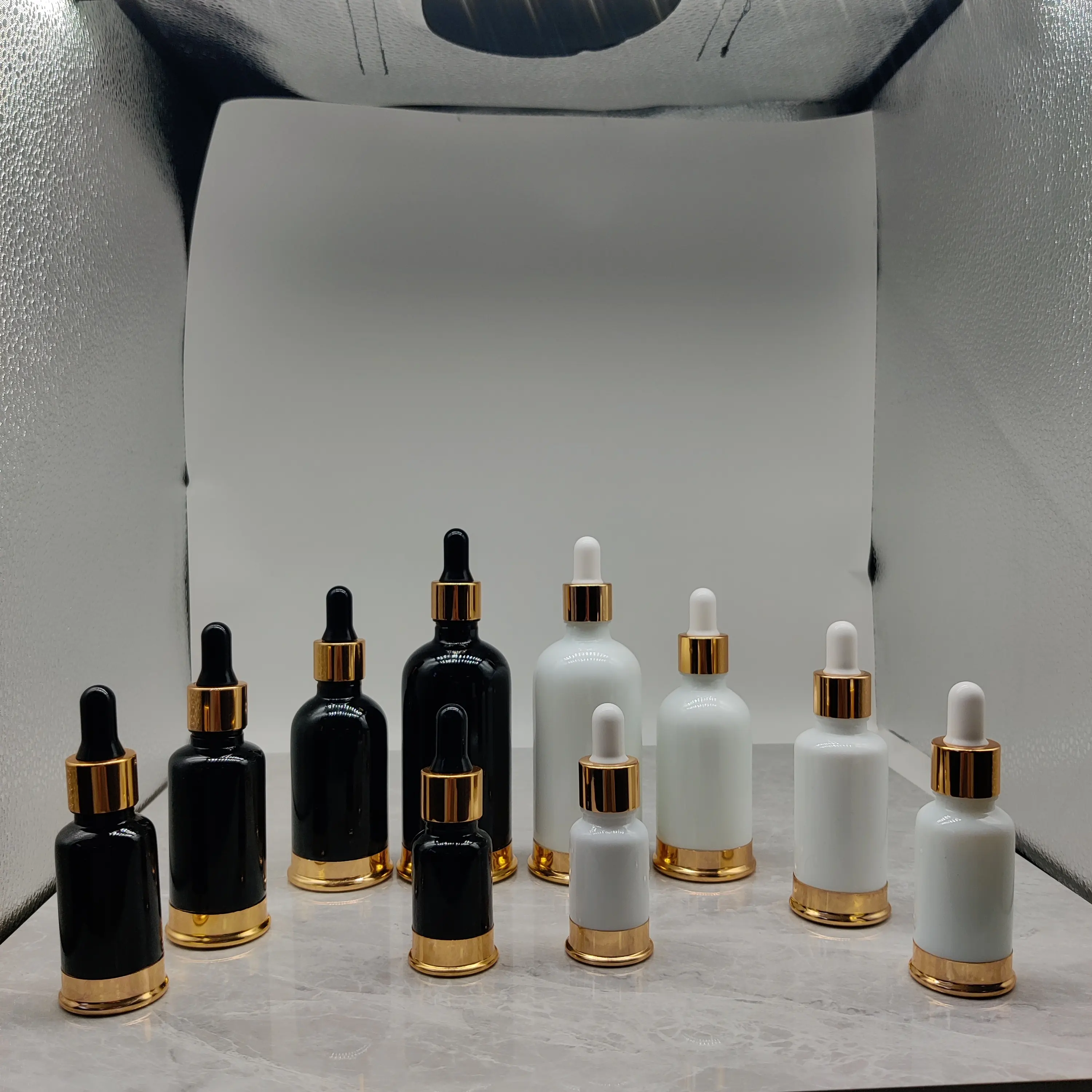 Ricaricabile 10ml 20ml 30ml 50ml 100ml bottiglia di vetro nero con coperchio spray a base in alluminio dorato per profumo parfum