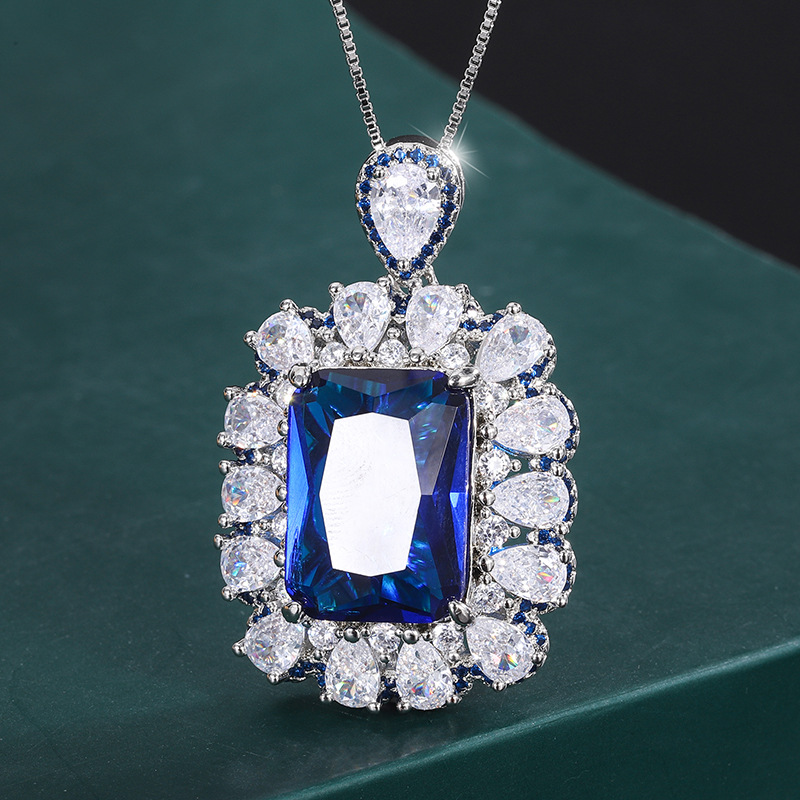 Pendentif en verre bleu avec chaîne