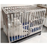Cage pour chien en acier inoxydable épaissi pour chiens de taille moyenne à grande, roues universelles, plateau en plastique, fermeture coulissante horizontale, résistante aux morsures