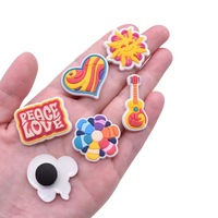 Vente en gros d'usine de breloques chaussures en PVC souple avec logo de dessin animé personnalisé décorations de boucles de chaussures en PVC souple avec fleur