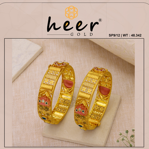 Bracelets en or élégants et artisanaux avec motifs floraux complexes et accents en émail rouge, bijoux traditionnels pour mariages et occasions festives. - Product Image 2
