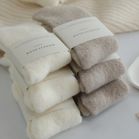 Chaussettes mi-mollet pour femmes en velours de vison doux de style japonais, de haute qualité, avec logo personnalisé, certifiées CE OEKO-TEX, chaudes pour l'hiver, pour un usage décontracté et tendance