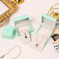 Boîtes de présentation de bijoux personnalisées A1 avec logo, couvercles à charnières, intérieur blanc et formats carrés pour marques OEM