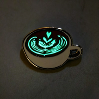Épingles en émail personnalisées avec logo, en alliage de zinc, motif Alien mignon qui brille dans le noir, effet fluorescent amusant, badge métallique en émail dur, vente en gros