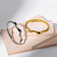 Ensemble de bijoux plaqué or 18 carats rétro, bijoux classiques en PVD, bracelet ondulé en argent, minimaliste, acier inoxydable, bague de couple ALN2512213