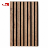 Panneau mural acoustique en MDF à lattes de noyer chaud avec feutre noir pour la décoration intérieure