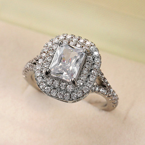 Anello di Lusso con Gemma Quadrata per Donne, Elegante Gioiello da Dito alla Moda - Product Image 3