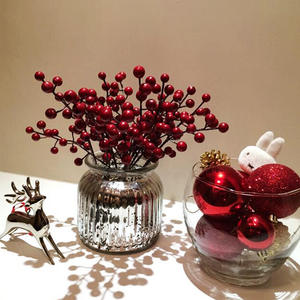 Décorations de Noël : Brindilles de baies d'hiver artificielles rouges à piquer et à vaporiser, tiges de fruits, ornements végétaux pour couronnes et guirlandes de Noël - Product Image 2