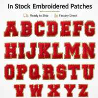 Parches de letras de chenilla rojos A-Z listos para enviar, insignias alfabéticas al por mayor en stock, apliques de purpurina termoadhesivos para chaquetas universitarias