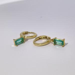 Boucles d'oreilles pendantes géométriques classiques pour femmes Tianyu Gems en laiton plaqué or avec zircon vert taille émeraude - Product Image 6