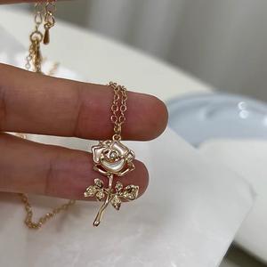 Elegante y Sencillo Collar con Colgante de Rama de Rosa y Perla Madre, para Mujer, Estilo Lujoso y Ligero, Sensación de Nicho, Cadena para Clavícula - Product Image 3