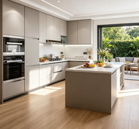 Ensemble de meubles de cuisine modernes avec armoires gris clair, étagères en verre avec éclairage LED, four encastré et crédence en carreaux de métro
