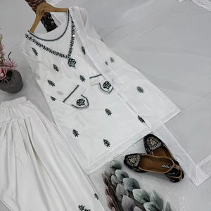 Séquence de broderie en crêpe naturel lourd de créateur Top fantaisie-Ensemble Dupatta pour Salwar Kameez - Product Image 1