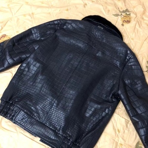 เสื้อแจ็คเก็ตหนังจระเข้สำหรับผู้ชายขายส่ง, ชุดสูทและเสื้อเชิ้ตแบบ OEM/ODM ที่สามารถปรับแต่งได้ พร้อมซับในขนนุ่ม - Product Image 4