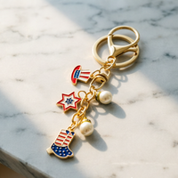 Porte-clés Émail Patriotique USA Noble avec Breloques Chapeau Uncle Sam, Étoile, Botte de Cowboy et Perle, Fermoir Mousqueton, Pendentif de Sac
