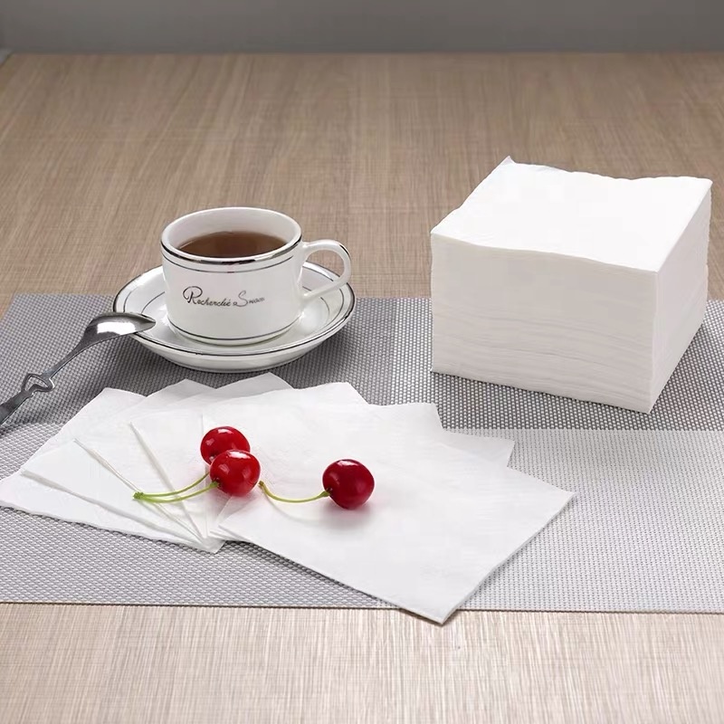 В сложенном виде пользовательские бумажные салфетки с логотипом высокое качество одноразовые бумажные и столовые салфетки для ужина с принтом 2 слойный мешок