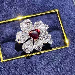 เครื่องประดับหรูหรา SGARIT แหวนดอกไม้ประดับทับทิม 18K ทองคำแท้ ไม่ผ่านการอบความร้อน ฝังเพชร 79 เม็ด และไพลินขาว 11 เม็ด เครื่องประดับชั้นดี - Product Image 3