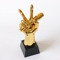 Trophée musical en résine dorée personnalisé IDEAL avec microphone et base en cristal noir – Cadeau idéal