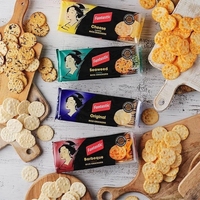 Fantásticas Galletas de Arroz con Crema Agria y Chile Dulce, Bocadillo Asiático Horneado, Ligero, Semiblando, Saboroso, Sin Gluten, Apto para Veganos, en Caja