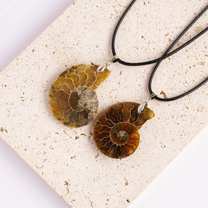 Collana con Ciondolo a Fetta di Ammonite Naturale all'Ingrosso, con Cordino in Pelle Nera e Gioielli a Spirale a Forma di Conchiglia per Uomini e Donne - Product Image 6