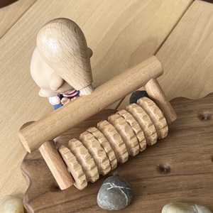 Disfrute relajando los meridianos del cuerpo con el masajeador de mano con rodillo de madera de haya - Product Image 4