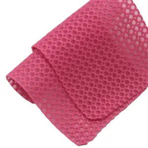 Tissu de maille élastique en polyester tissu de vêtements de sport en polyester 110g doublure de vêtements de basket-ball tissu oeil d'oiseau