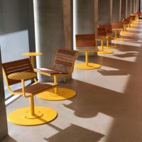 Tables et chaises d'extérieur rotatives commerciales de petite taille avec plateaux, intégrées au design du parc, pour café et salon de thé