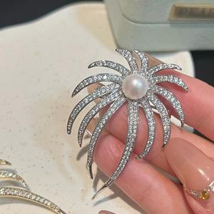 Broche de fleur de poitrine en perle d'eau douce de haute qualité 8-9 mm, accessoires de vêtements joyeux en deux couleurs - Product Image 5