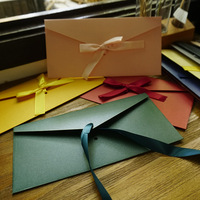 Boîte en papier personnalisée avec logo en feuille d'or de mariage Emballage cadeau haut de gamme en forme d'enveloppe pour écharpe/châle avec nœud en ruban et porte