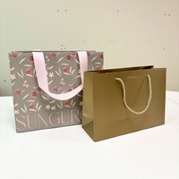 Sacs en papier promotionnels de luxe personnalisés en carton pour cadeaux, emballages de vente au détail, sacs en papier pour vêtements avec logo personnalisé et poignées