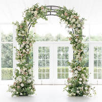 Buitendecoratie kunstbloemen roze bloemen doorgang bruidsboog bloemstuk