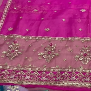 Costumes indiens de créateur modernes non cousus brodés à la main pour femmes pour les fêtes de style traditionnel - Product Image 1