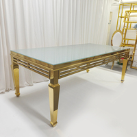 Table de réception rectangulaire dorée de luxe avec toit en verre pour événements, mariages et banquets hôteliers