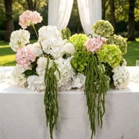 Fleurs d'allée réalistes de luxe pour la décoration de mariages en hôtel avec un design floral de cérémonie haut de gamme