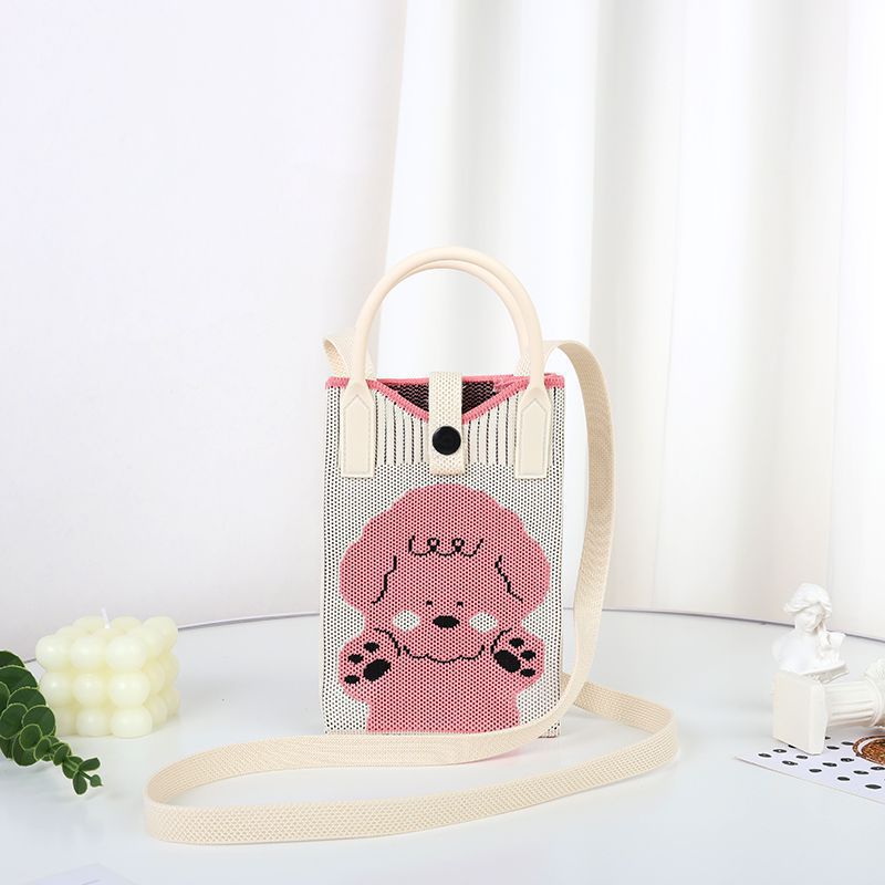 Chien rose aux cheveux bouclés