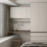 Armoire sur mesure gris mat de luxe, du sol au plafond, avec coiffeuse intégrée pour chambre principale de villa haut de gamme - Offre Spéciale