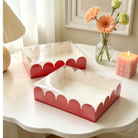 Boîte à pâtisserie en papier rouge à motif floral avec couvercle transparent