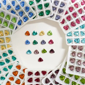 Accesorios de joyería DIY con forma de triángulo con base puntiaguda K9, diamantes de cristal de colores, diamantes decorativos para ropa, zapatos y bolsos - Product Image 3