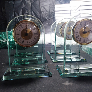 Orologio da <span class=keywords><strong>Tavolo</strong></span> in <span class=keywords><strong>Cristallo</strong></span> Trasparente con Logo Personalizzato Inciso al Laser 3D in Stile Vintage con Confezione Regalo per Matrimoni - Product Image 5