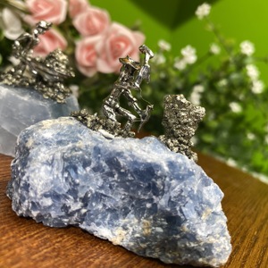 Venta al por mayor a granel LandCrystal Flourite Talla CRYSTAL GEODE W/MINEROS EN MINIATURA y ESCENA DE MINERÍA - Product Image 3