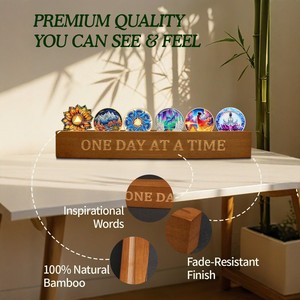 Étagère à pièces commémoratives en bois, rectangulaire, couleur rétro, avec mots inspirants « Un jour à la fois », support de rangement - Product Image 1