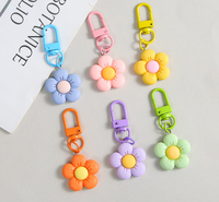 Gantungan Kunci Bunga Pastel Resin, Gantungan Kunci Floral dengan Pengait, Liontin Daisy, Aksesoris Dekorasi untuk Tas Ransel, Dompet, dan Tas