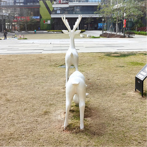 Sculpture de cerf en fibre de verre pour décoration extérieure de jardin, résistante aux intempéries, statue animale moderne, ornement paysager autoportant - Product Image 4