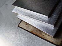Machine industrielle automatique de débavurage ou de rectification de surfaces planes, pour l'élimination des bavures de découpe laser et le polissage des métaux