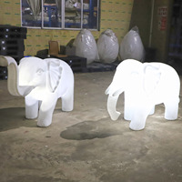 Grande sculpture décorative d'éléphant rougeoyante extérieure simulant des lumières de motif d'animal pour des parcs d'attractions et la décoration de paysage