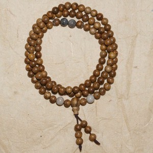Agarwood Naturel Premium du Vietnam 108 Mala avec Perles de Corail Gris Fumé 6mm, Breloques en Argent Thaïlandais, Design Minimaliste Vietnamien - Product Image 1