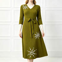 Robe plissée décontractée à col en V et manches 3/4, broderie flocon de neige, perles, taille à nouer, plissé échelle, élégante, pour femme, idéale pour les fêtes