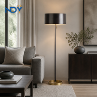 Lampadaire moderne de luxe noir avec base en laiton et chaîne de commande pour salon et hôtel