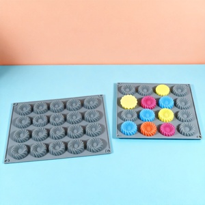 UNIMOUCH Moule à gâteau en silicone à 12 compartiments en spirale - Écologique, antiadhésif, forme décorative DIY, compatible lave-vaisselle - Product Image 2