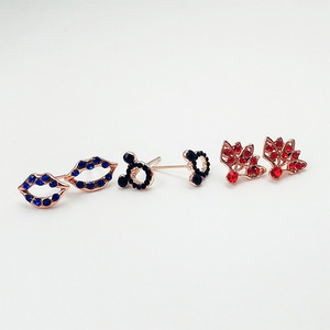 Ensemble de boucles d'oreilles en strass pour femmes, avec motifs papillon, cœur, lettre et lèvres, couleur or transparent - Product Image 4